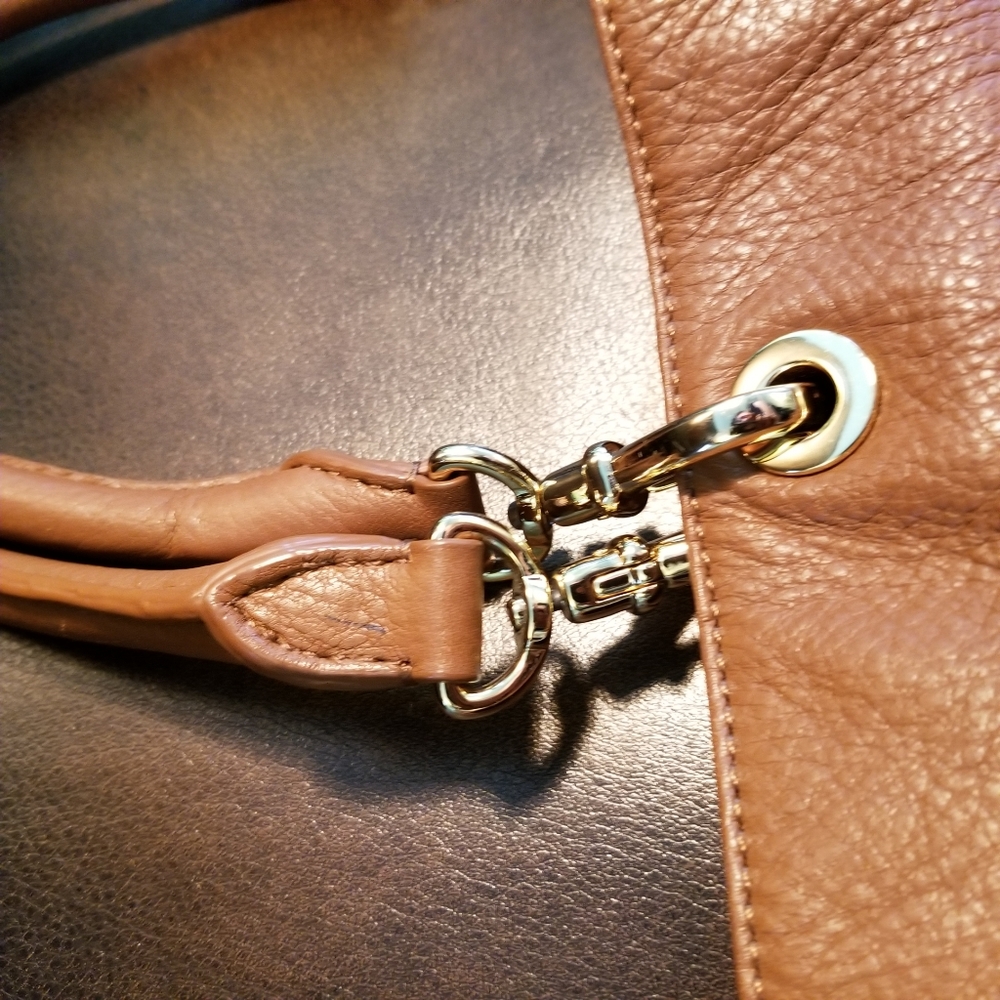 Camel Pebbled Leather Rolled Handle Shoulder bag - Picture 3 of 16